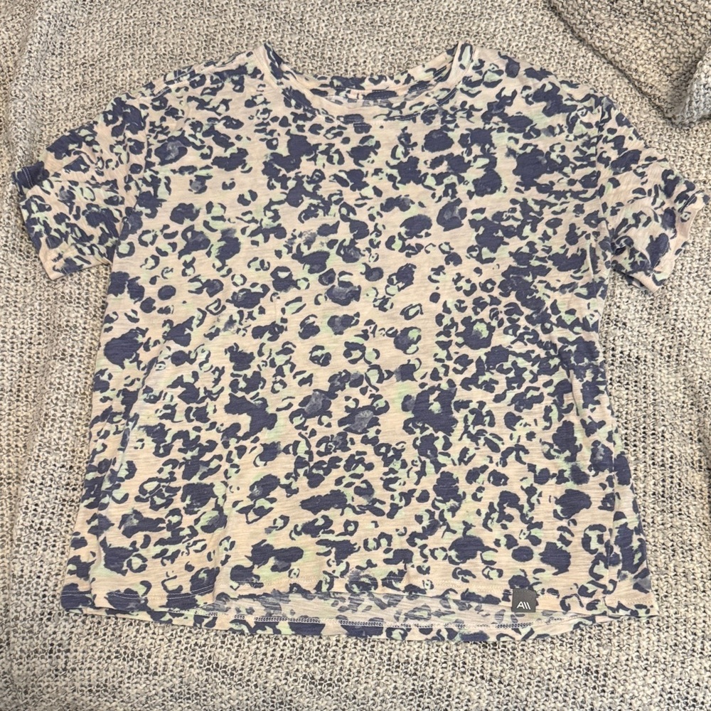 Andrew Marc Sport Blue Leopard Print Tee | Lightweight Stretch Top | Size Small